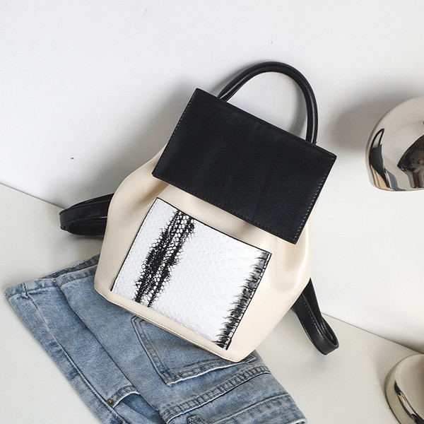 Γυναικείο σακίδιο σε τέσσερα χρώματα σε ένα απλό μοντέλο