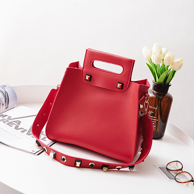 Стилна дамска чанта в четири цвята с метална декорация