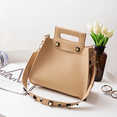 Стилна дамска чанта в четири цвята с метална декорация