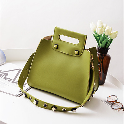 Стилна дамска чанта в четири цвята с метална декорация