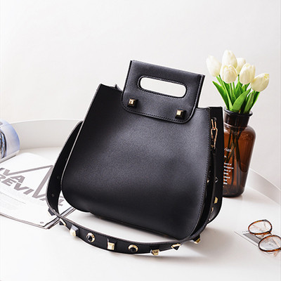 Стилна дамска чанта в четири цвята с метална декорация