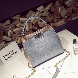 Лъскав дамска чанта в три разцветки с метална дръжка