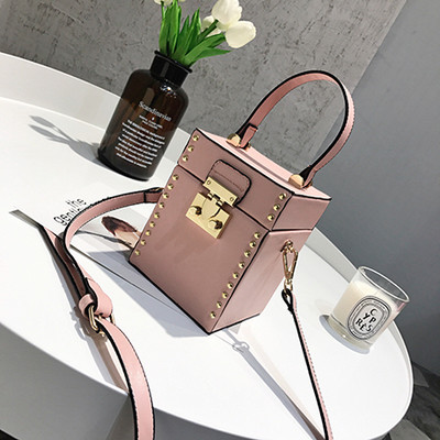 Κομψή γυναικεία τσάντα με δύο λαβές και σε τρία χρώματα