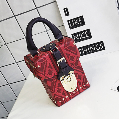 Красива дамска чанта в интересен десен в три цвята