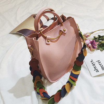 Κομψή γυναικεία τσάντα με ενδιαφέρουσα λαβή και πολλά χρώματα