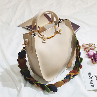 Κομψή γυναικεία τσάντα με ενδιαφέρουσα λαβή και πολλά χρώματα