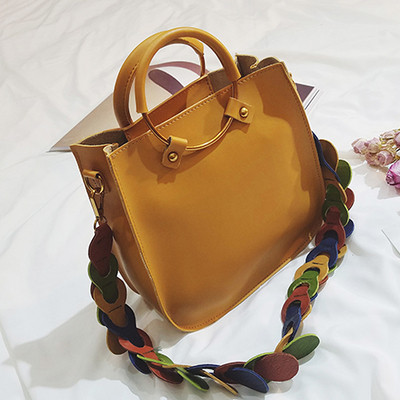 Κομψή γυναικεία τσάντα με ενδιαφέρουσα λαβή και πολλά χρώματα