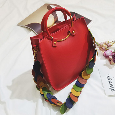 Κομψή γυναικεία τσάντα με ενδιαφέρουσα λαβή και πολλά χρώματα