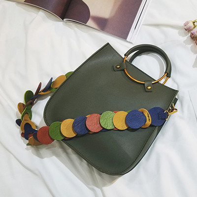 Κομψή γυναικεία τσάντα με ενδιαφέρουσα λαβή και πολλά χρώματα