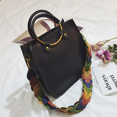 Κομψή γυναικεία τσάντα με ενδιαφέρουσα λαβή και πολλά χρώματα