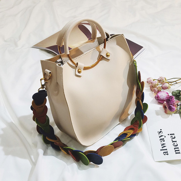 Κομψή γυναικεία τσάντα  με ενδιαφέρουσα λαβή και πολλά χρώματα