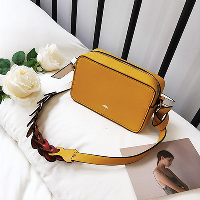 Мини дамска чанта в два цвята и интересна дръжка