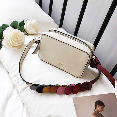 Мини дамска чанта в два цвята и интересна дръжка