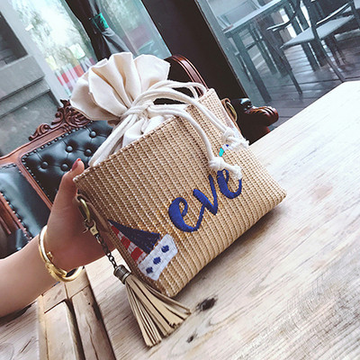 Μια ενδιαφέρουσα τσάντα για γυναίκες με επιγραφή και φούντα