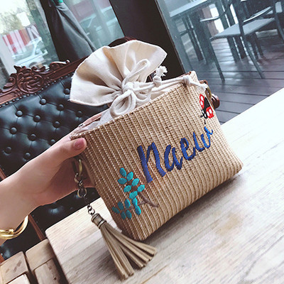 Μια ενδιαφέρουσα τσάντα για γυναίκες με επιγραφή και φούντα