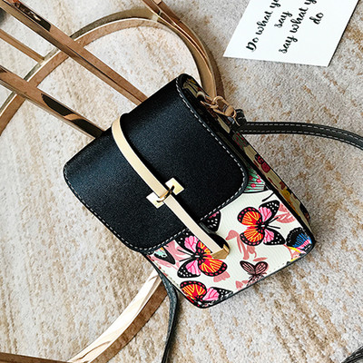 Μίνι γυναικεία τσάντα σε ορθογώνιο σχήμα με floral δικαίωμα