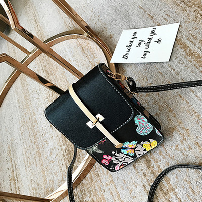 Μίνι γυναικεία τσάντα σε ορθογώνιο σχήμα με floral δικαίωμα