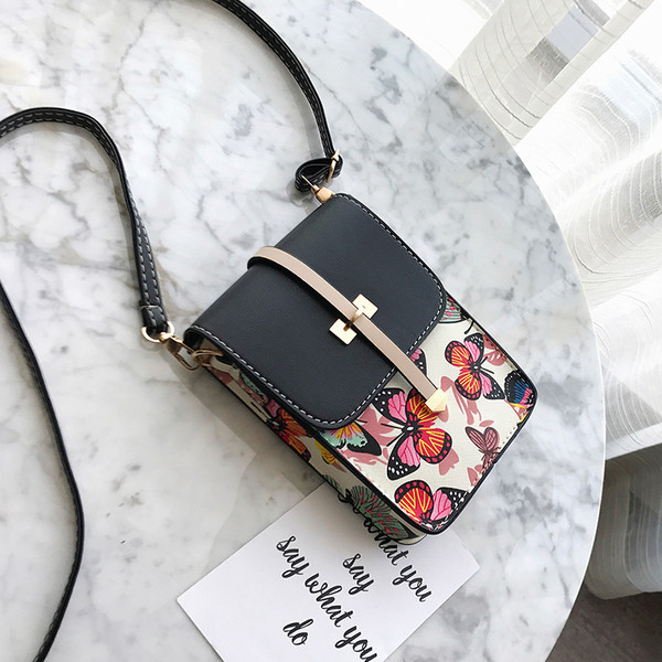 Μίνι  γυναικεία τσάντα σε ορθογώνιο σχήμα με floral δικαίωμα