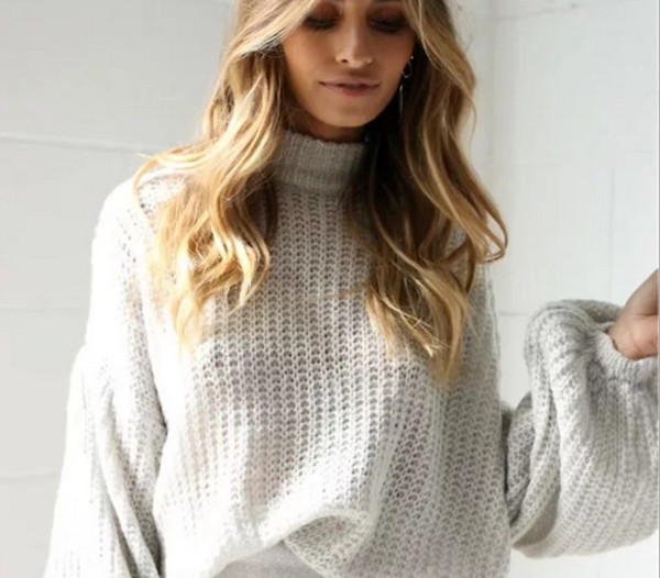 Широк женски пуловер с дълги широки ръкави и О-образна яка