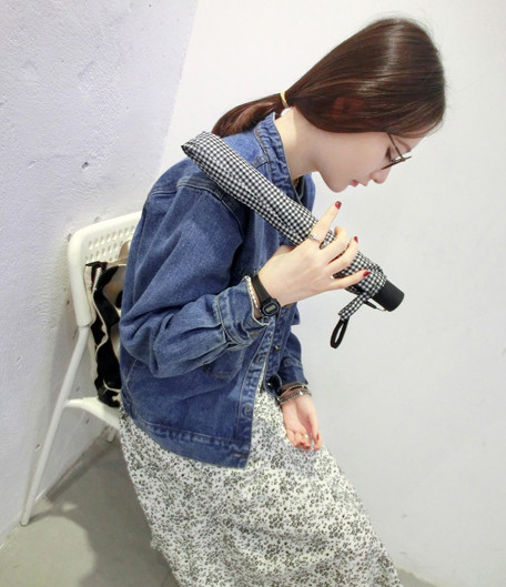 Μπουφάν τζην για κυρίες με ελαφρό στυλ και απλό σχέδιο