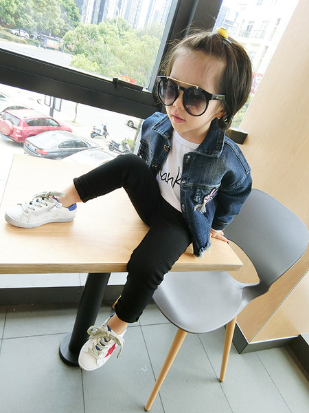 Τζιν παιδικό μπουφάν για κορίτσια με κέντημα στην πλάτη σε ένα ευρύ σχέδιο