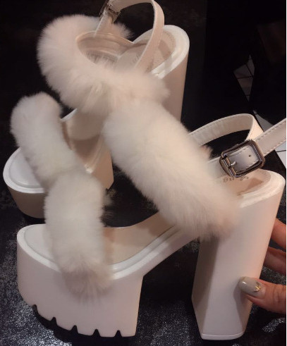 Дамски обувки на висок 14 сантиметров токс груба подметка и мек пух по презрамките - 2 цвята