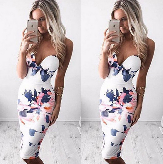 Изключителна рокля с V-образно,изрязано деколте и флорални мотиви