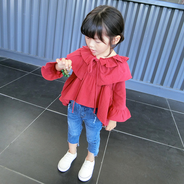 Κομψή γυναικεία φανέλα με πέπλα σε ευρύ μοτίβο