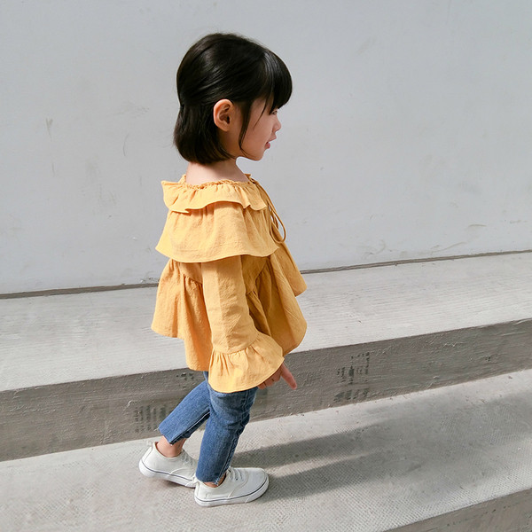 Κομψή γυναικεία φανέλα με πέπλα σε ευρύ μοτίβο