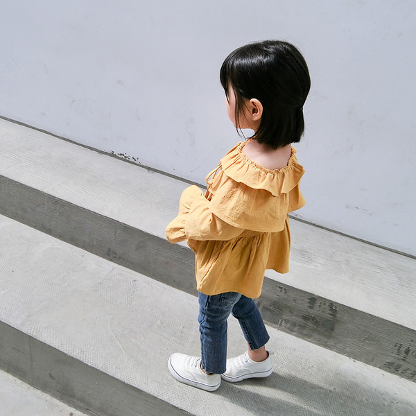 Κομψή γυναικεία φανέλα με πέπλα σε ευρύ μοτίβο