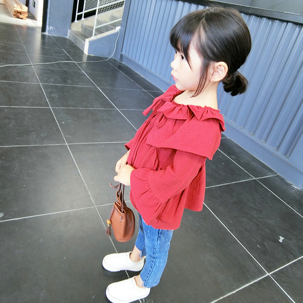 Κομψή γυναικεία φανέλα με πέπλα σε ευρύ μοτίβο