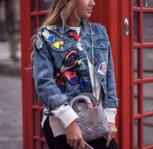 Πολύ μοντέρνο γυναικείο τζιν μπουφάν με ενδιαφέρον σχέδια μοτίβα - 2 χρώματα