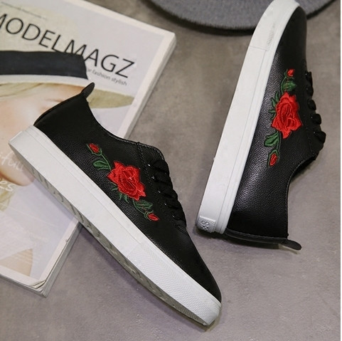 Πολύ κομψά  γυναικεία αθλητικά παπούτσια σε  μαύρο και άσπρο και όμορφα κεντήματα