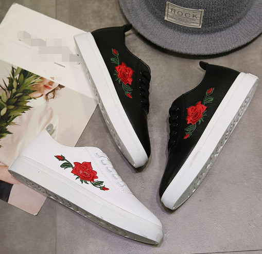 Πολύ κομψά  γυναικεία αθλητικά παπούτσια σε  μαύρο και άσπρο και όμορφα κεντήματα