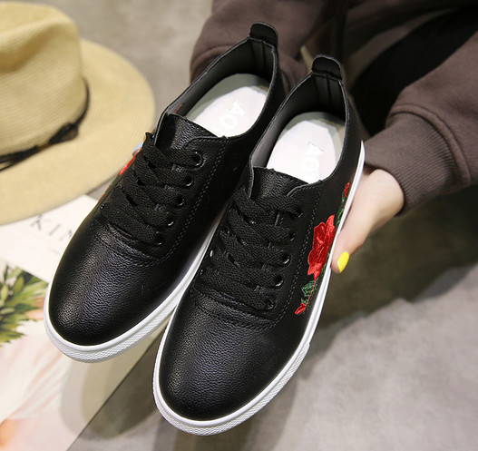 Πολύ κομψά  γυναικεία αθλητικά παπούτσια σε  μαύρο και άσπρο και όμορφα κεντήματα