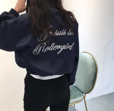 Γυναικείο σακάκι  σε ροζ και μαύρο χρώμα με ενδιαφέρουσα επιγραφή στο πίσω μέρος