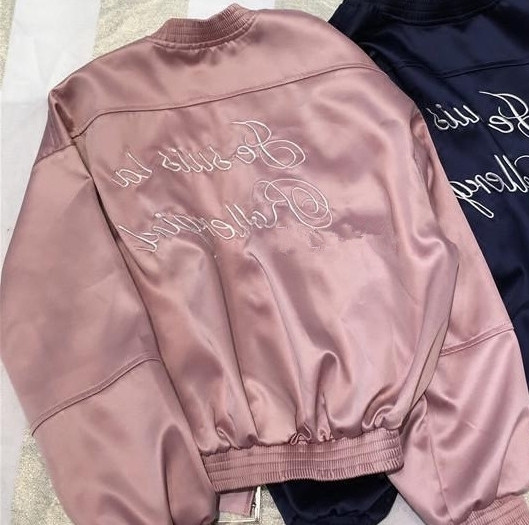 Γυναικείο σακάκι  σε ροζ και μαύρο χρώμα με ενδιαφέρουσα επιγραφή στο πίσω μέρος