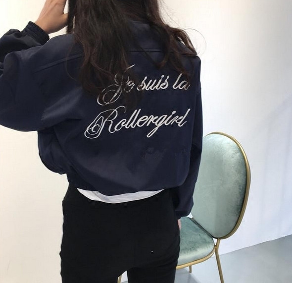 Γυναικείο σακάκι  σε ροζ και μαύρο χρώμα με ενδιαφέρουσα επιγραφή στο πίσω μέρος