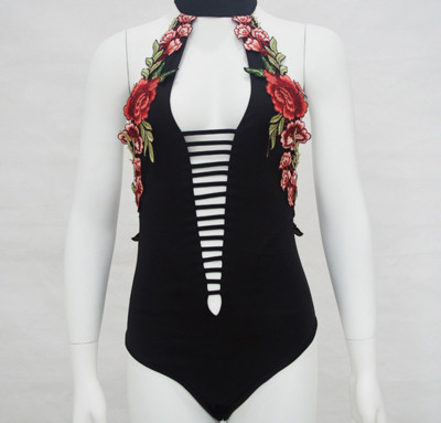 Γυναικείο  σπορ-κομψό μπουστάκι  με κολάρο σε σχήμα O και πολύ όμορφο κεντημένο τριαντάφυλλο