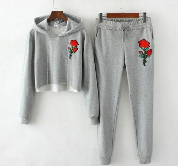 Дамски спортен екип от две части с красива розичка - 3 цвята