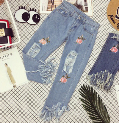 ХИТ! Дамски дънкови панталони с разръфани колена и крачоли и много стилна бродерия