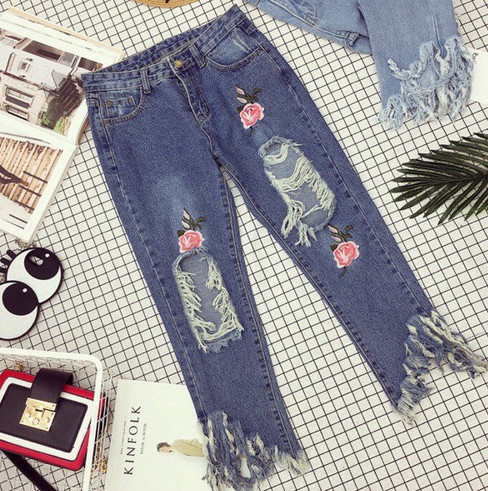 ХИТ! Дамски дънкови панталони с разръфани колена и крачоли и много стилна бродерия