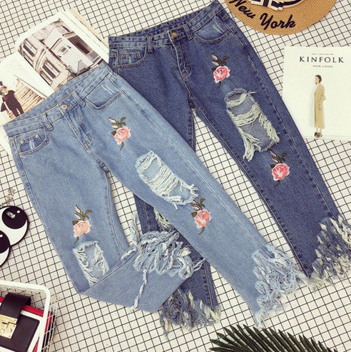 ХИТ! Дамски дънкови панталони с разръфани колена и крачоли и много стилна бродерия