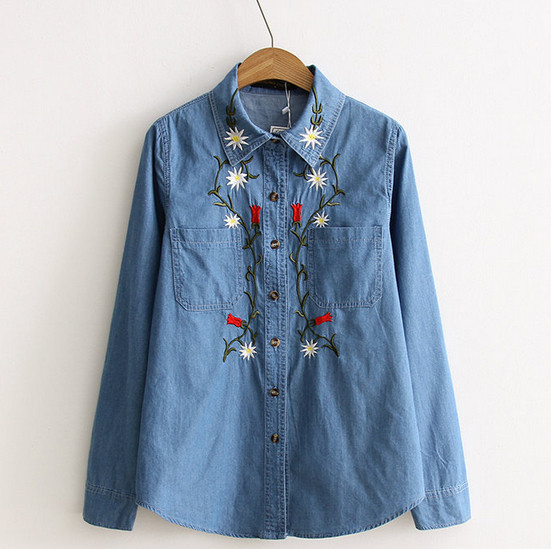 Κομψή γυναικεία μπλούζα με μακριά μανίκια με  κολάρο και κεντήματα