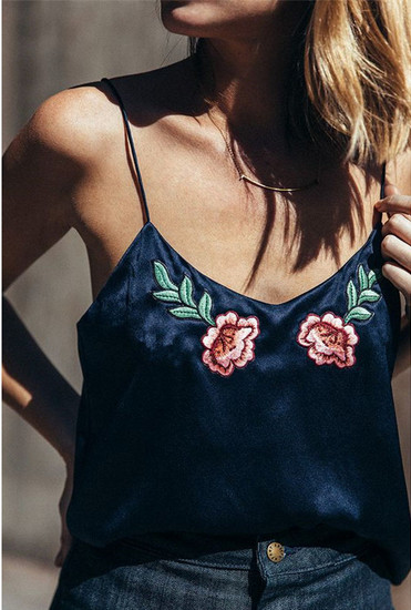 Γυναικείο κοντό αμάνικο με λεπτές λωρίδες και μοντέρνα κεντήματα