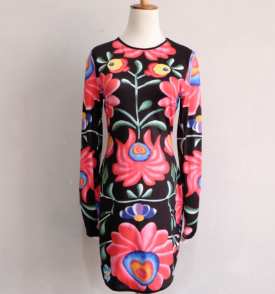 Πολύ κομψό  γυναικείο φόρεμα σε ριγέ μοβ άνθη και μακριά μανίκια