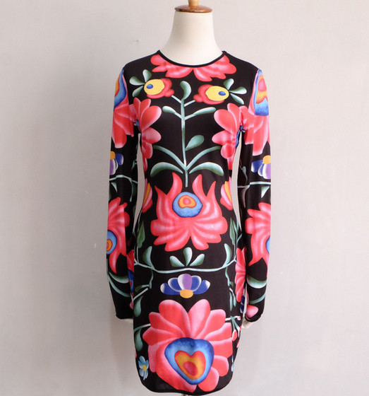 Πολύ κομψό  γυναικείο φόρεμα σε ριγέ μοβ άνθη και μακριά μανίκια