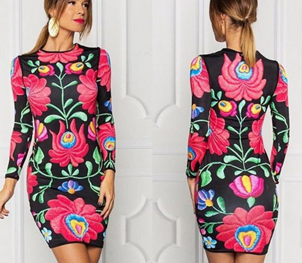 Πολύ κομψό  γυναικείο φόρεμα σε ριγέ μοβ άνθη και μακριά μανίκια