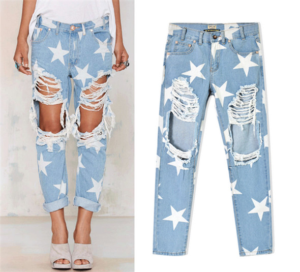 Γυναικεία παντελόνια τζιν με σχισμένα γόνατα και ωραίους αστερίσκους
