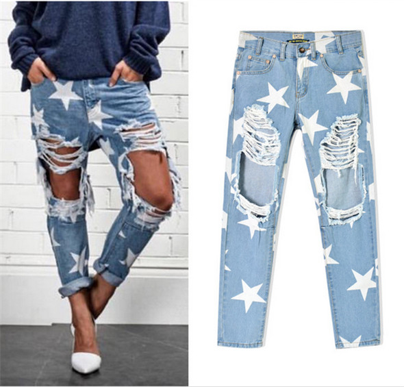 Γυναικεία παντελόνια τζιν με σχισμένα γόνατα και ωραίους αστερίσκους
